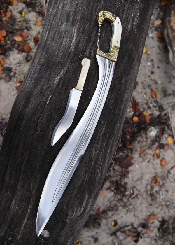 Falcata kopis