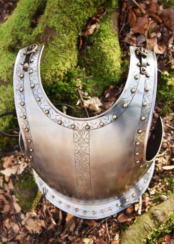 Cuirasse médiévale - avec gravures