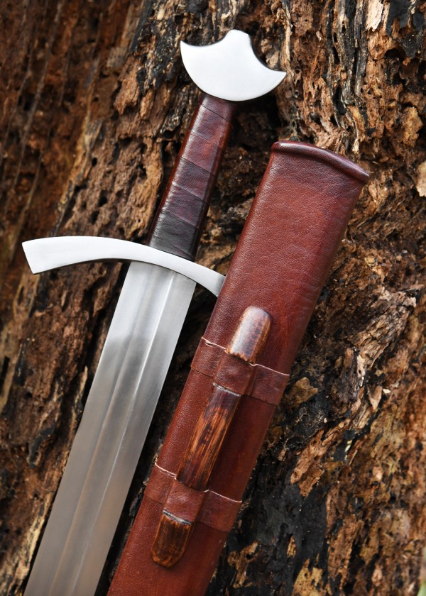 Épée de chevalier avec fourreau