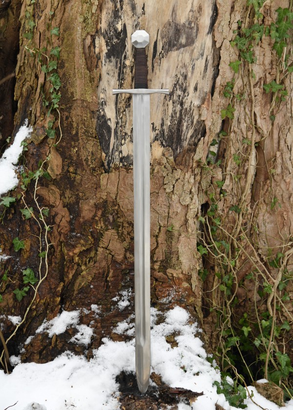 Épée médiévale avec fourreau