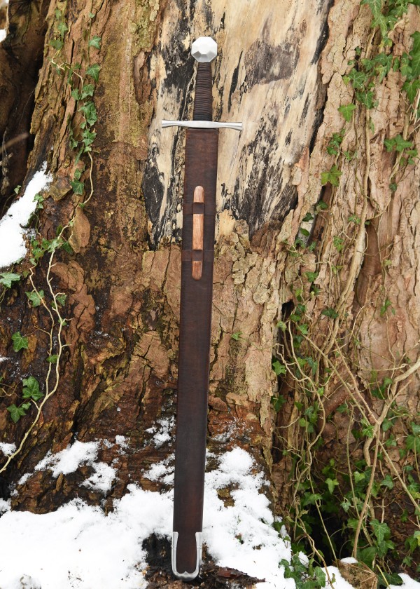 Épée médiévale avec fourreau
