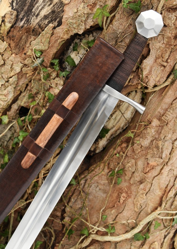 Épée médiévale avec fourreau