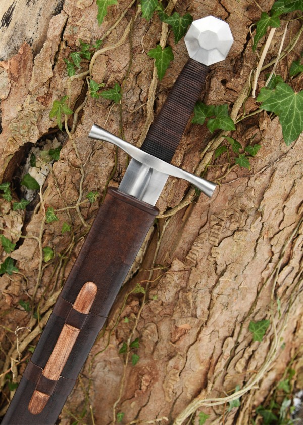 Épée médiévale avec fourreau