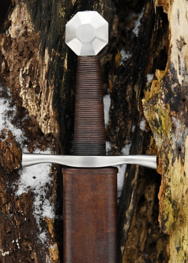 Épée médiévale avec fourreau