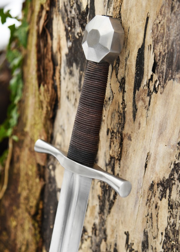 Épée médiévale avec fourreau