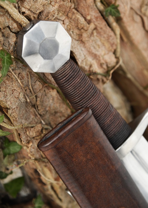 Épée médiévale avec fourreau