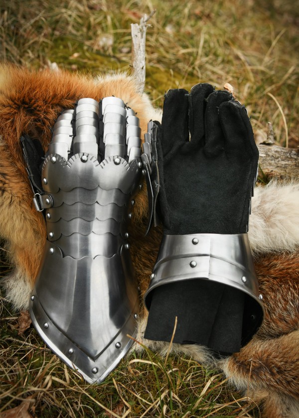 Gantelets médiévaux d'armure