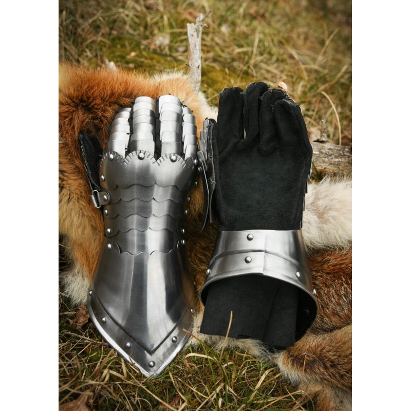 Gantelets médiévaux d'armure