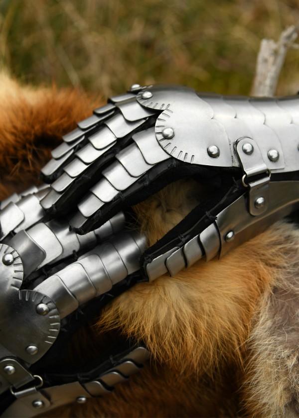 Gantelets médiévaux d'armure
