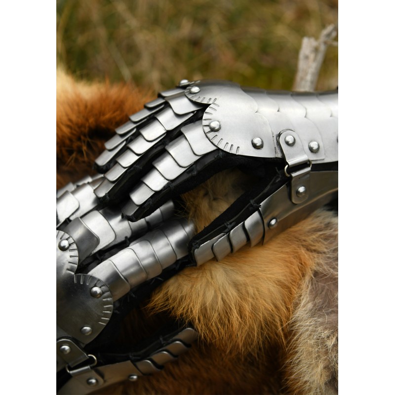 Gantelets médiévaux d'armure