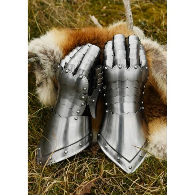 Gantelets médiévaux d'armure