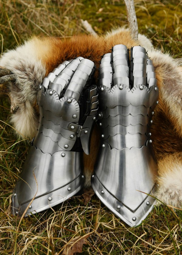 Gantelets médiévaux d'armure