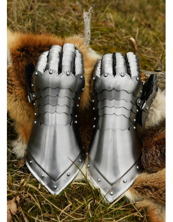 Gantelets médiévaux d'armure