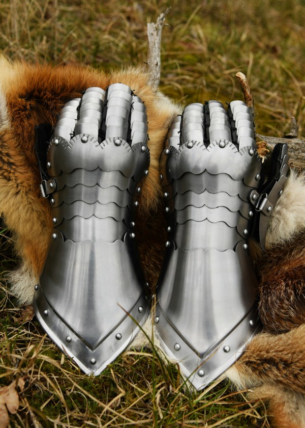 Gantelets médiévaux d'armure