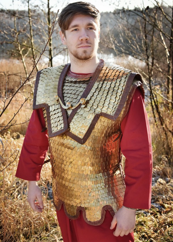 Lorica Squamata, armure romaine à écailles avec renforts d'épaules