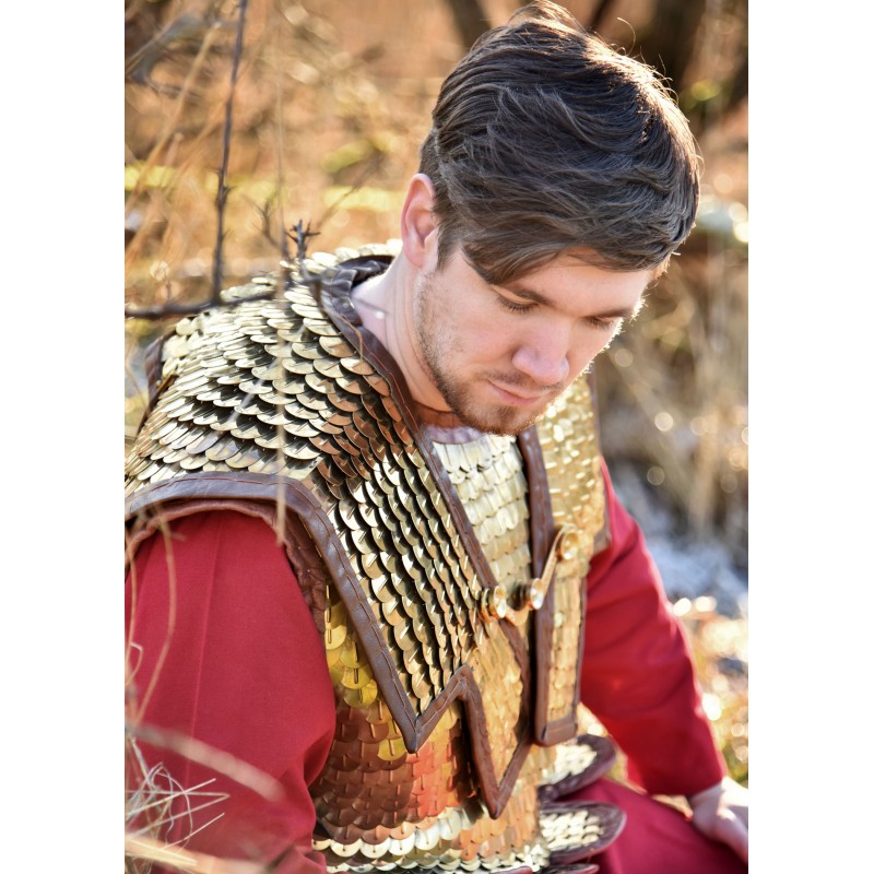 Lorica Squamata, armure romaine à écailles avec renforts d'épaules