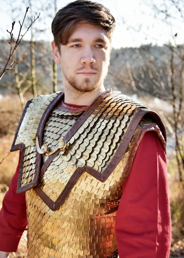 Lorica Squamata, armure romaine à écailles avec renforts d'épaules