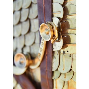 Lorica Squamata, armure romaine à écailles avec renforts d'épaules