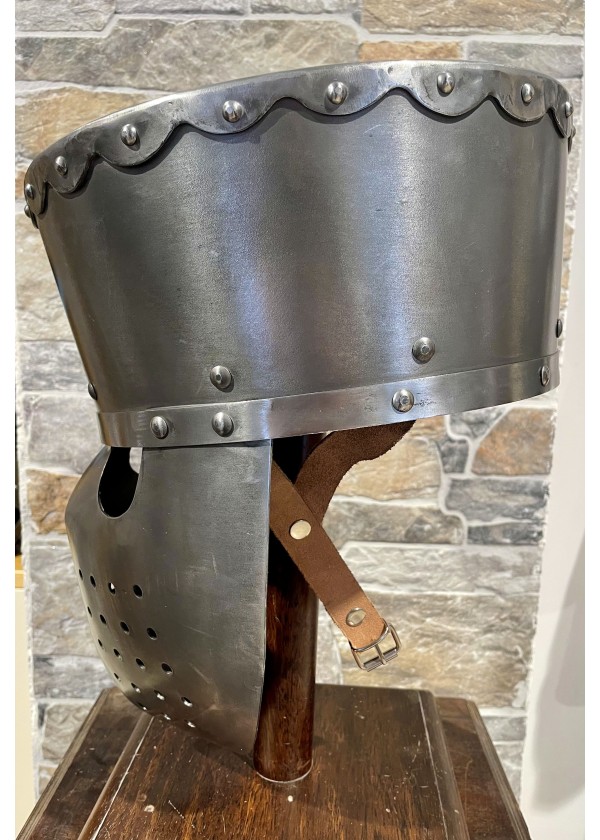 Grand casque médiéval