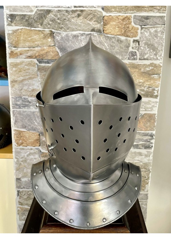 Casque de chevalier médiéval