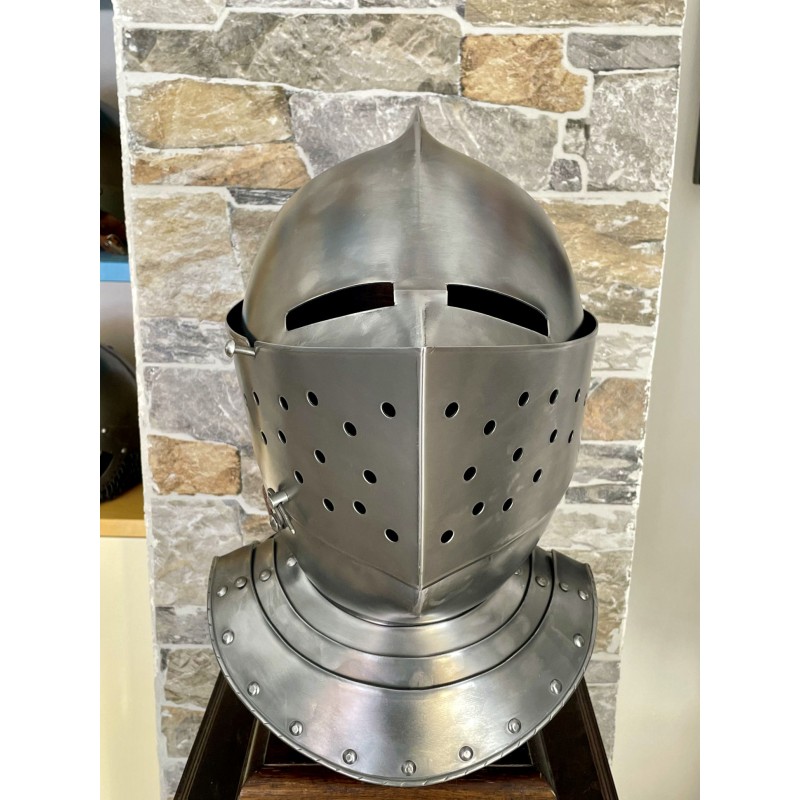 Casque de chevalier médiéval