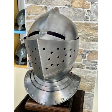 Casque de chevalier médiéval