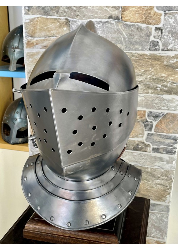 Casque de chevalier médiéval