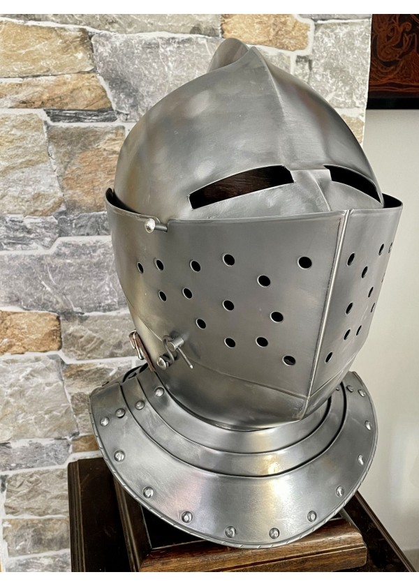 Casque de chevalier médiéval