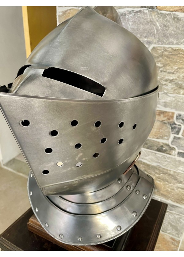 Casque de chevalier médiéval