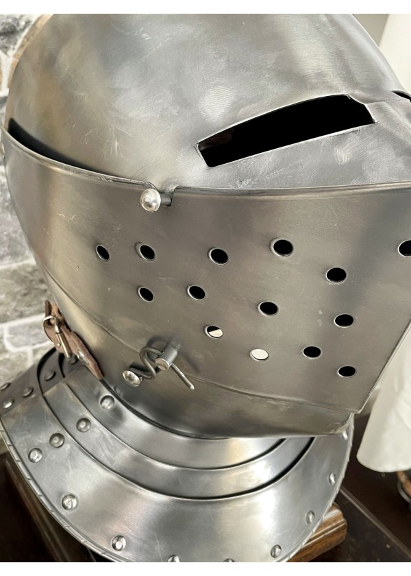 Casque de chevalier médiéval