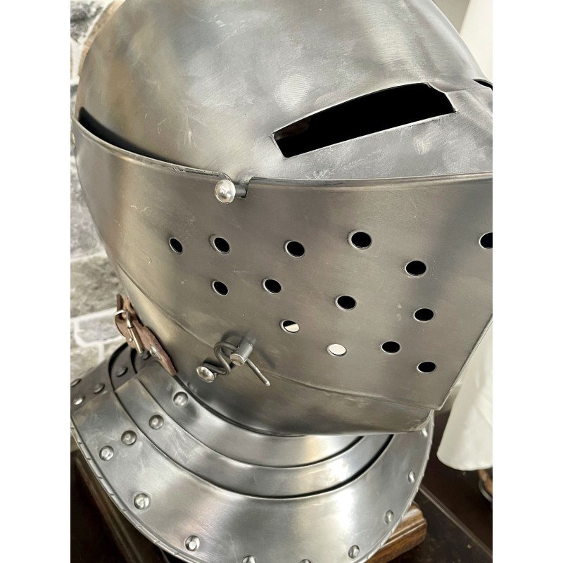 Casque de chevalier médiéval