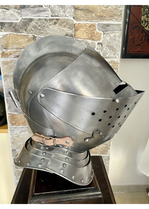 Casque de chevalier médiéval