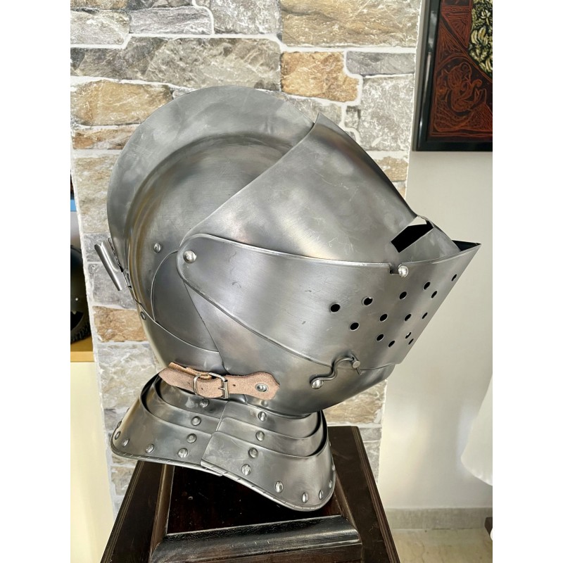 Casque de chevalier médiéval