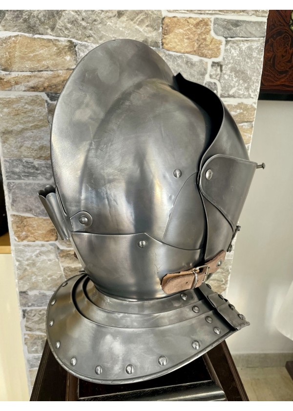 Casque de chevalier médiéval
