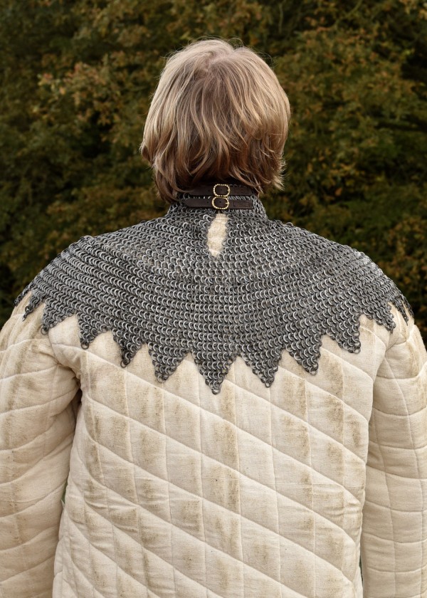 Gorgerin en anneaux plats et rivets ronds