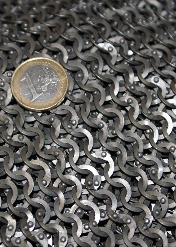 Gorgerin en anneaux plats et rivets ronds