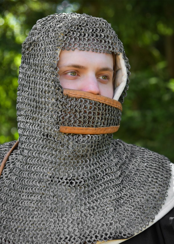 Camail médiéval avec protection, anneaux plats à têtes de rivets rondes