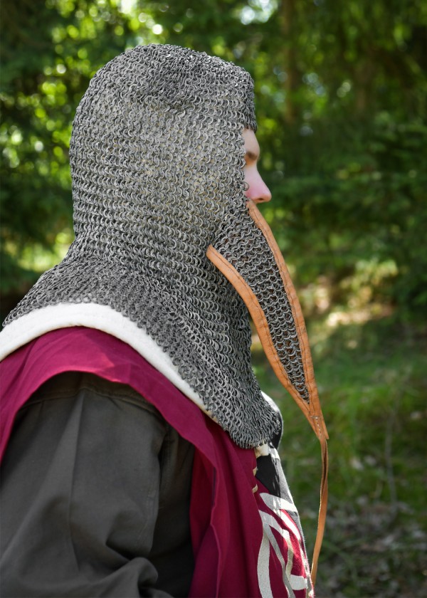 Camail médiéval avec protection, anneaux plats à têtes de rivets rondes