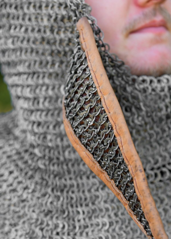 Camail médiéval avec protection, anneaux plats à têtes de rivets rondes
