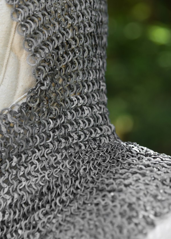 Camail médiéval avec protection, anneaux plats à têtes de rivets rondes