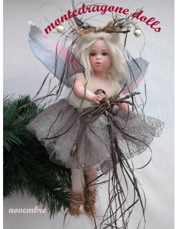 Fée Novembre, Poupée fée en porcelaine de 28 cm