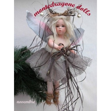 Fée Novembre, Poupée fée en porcelaine de 28 cm