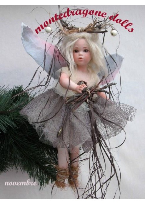 Fée Novembre, Poupée fée en porcelaine de 28 cm