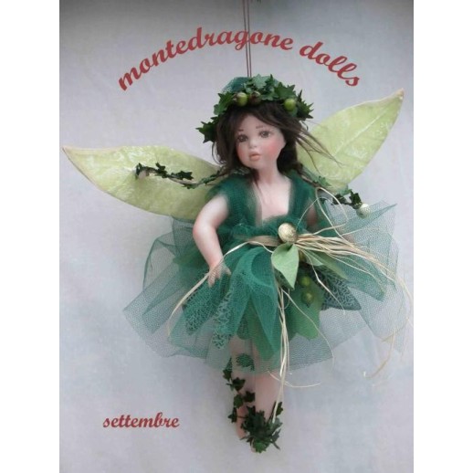 Fée Septembre, Poupée fée en porcelaine de 28 cm