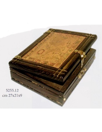 Grande bibliothèque avec carte