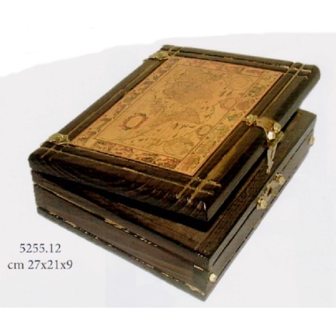 Grande bibliothèque avec carte