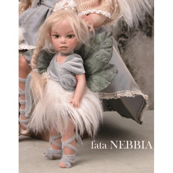 Fée Brouillard, Poupée fée en porcelaine de 22 cm