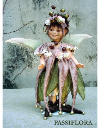 Fée Passiflora, Poupée fée en porcelaine de 34 cm