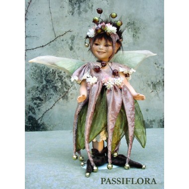 Fée Passiflora, Poupée fée en porcelaine de 34 cm
