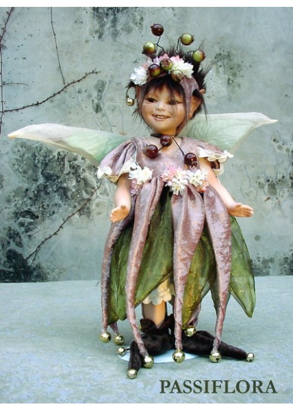 Fée Passiflora, Poupée fée en porcelaine de 34 cm